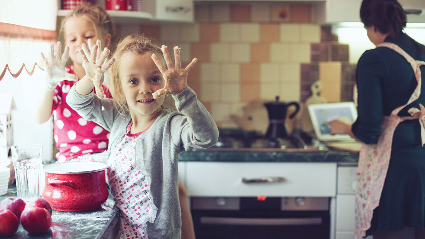 mother_kids_kitchen